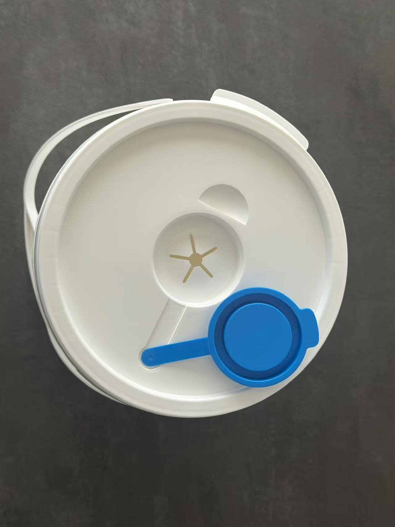 Refillable Plastic Bucket for Industrial Wipes This durable plastic bucket is designed to hold dry rolls of wipes, which can be soaked with your own cleaning or disinfectant solution to create industrial wet wipes. The refillable design ensures cost savings and flexibility, while the sealed lid keeps wipes fresh and ready for use. Ideal for factories, workshops, automotive, and maintenance industries.