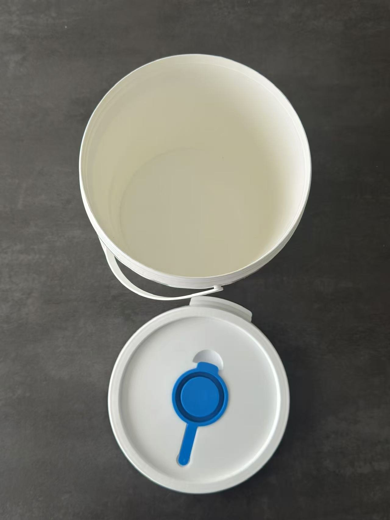 Refillable Plastic Bucket for Industrial Wipes This durable plastic bucket is designed to hold dry rolls of wipes, which can be soaked with your own cleaning or disinfectant solution to create industrial wet wipes. The refillable design ensures cost savings and flexibility, while the sealed lid keeps wipes fresh and ready for use. Ideal for factories, workshops, automotive, and maintenance industries.